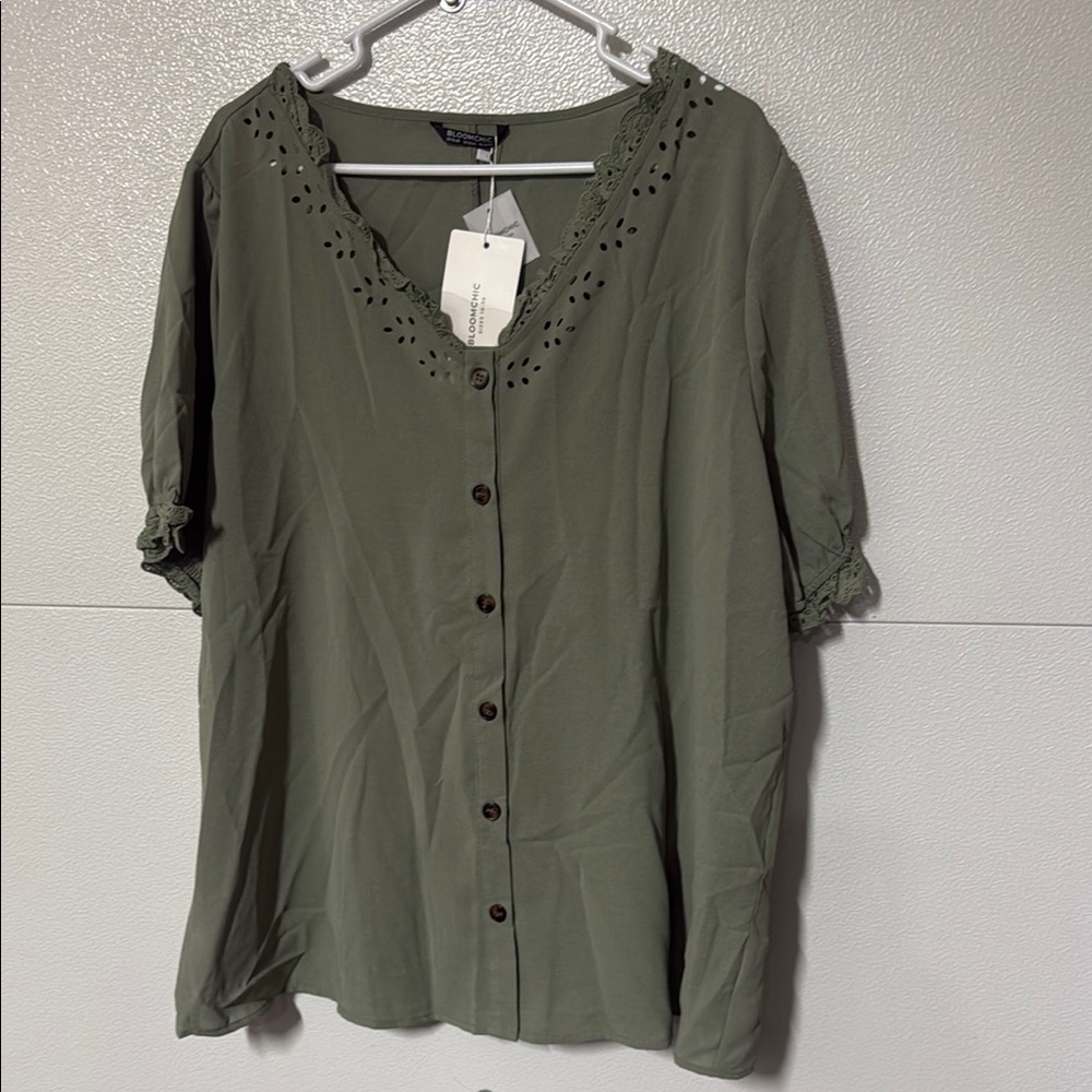 BloomChic Green Short Sleeve Button Down Shirt